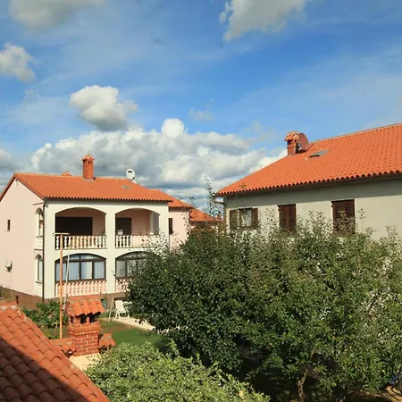 Apartment With A Parking Space Pula - 7321 Valdebek